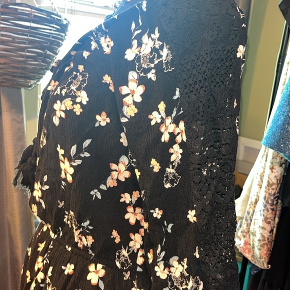 𝅺🎇#250-(M) Xhilaration Romper/floral design w/ lace trim. Super comfy. - Picture 9 of 10